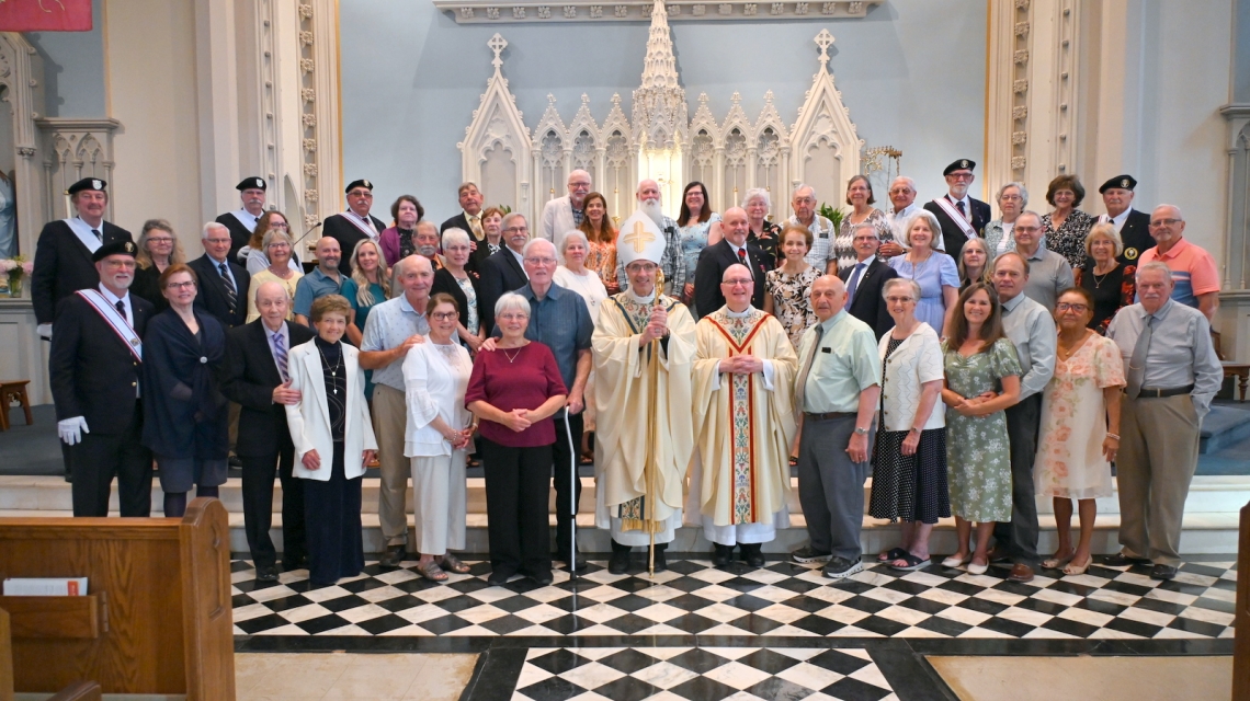 Posed photo of couples with Bishop Ruggieri and Msgr. Andrew Dubois