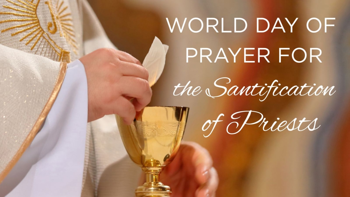 Hand of priest with Eucharist in it