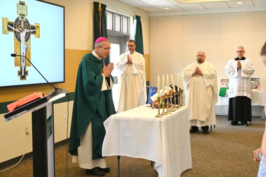 Bishop James Ruggieri celebrates Mass.
