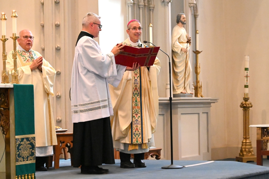 Bishop reads prayer