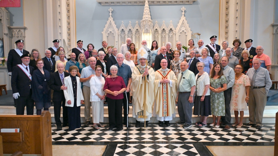 Posed photo of couples with Bishop Ruggieri and Msgr. Andrew Dubois