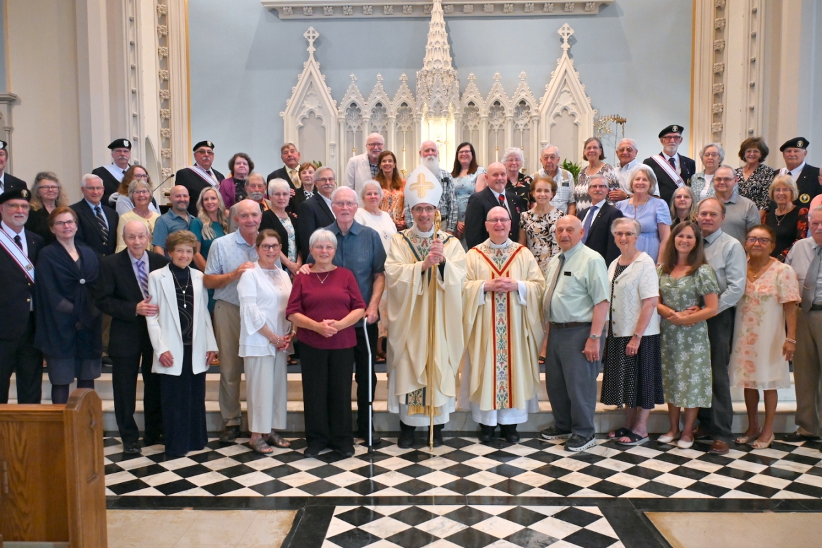 Posed photo of couples with Bishop Ruggieri and Msgr. Andrew Dubois